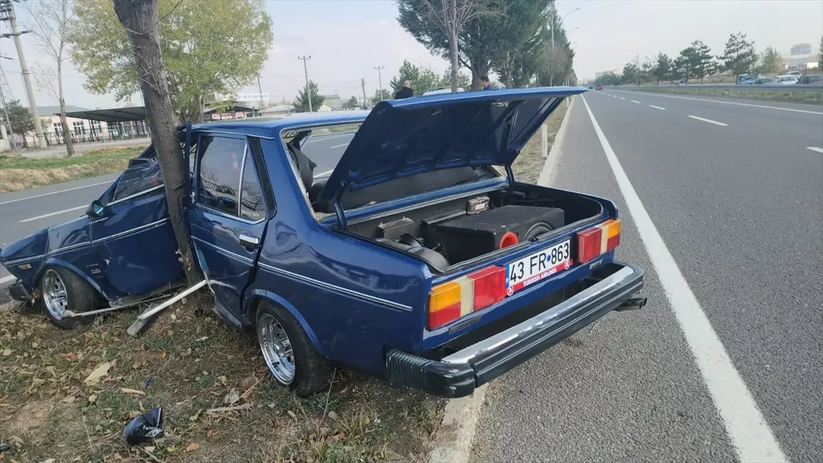 Kütahya'da Ağaçla Çarpan Otomobilin Sürücüsü Yaralandı