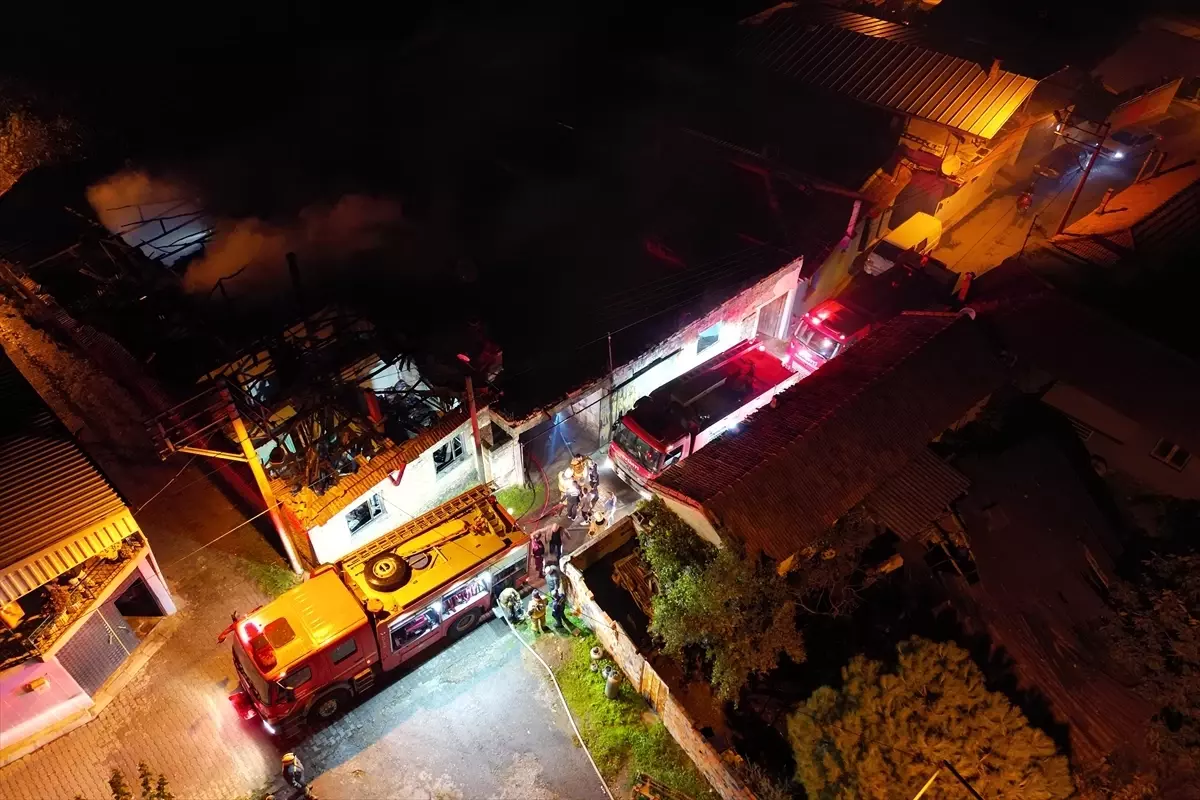 Manisa'da Çıkan Yangında İki Ev Hasar Gördü