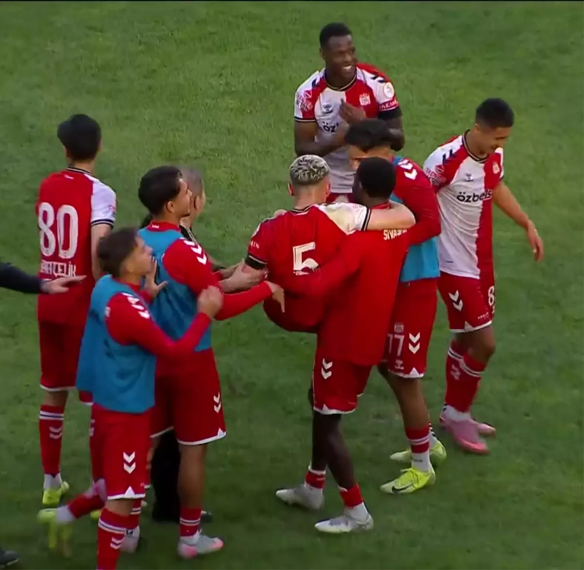 Sivasspor 3-2 Manisa FK: Kırmızı-beyazlılar Puanını 17'ye Yükseltti