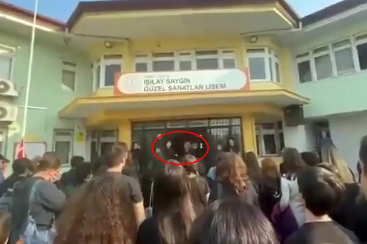 Okulda 'Andımız' krizi! Müdür susturmaya çalıştı ama öğrenciler durmadı