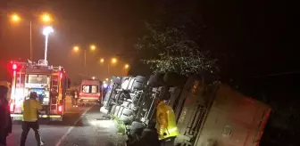 Bafra'da Devrilen Tırın Sürücüsü Yaralandı