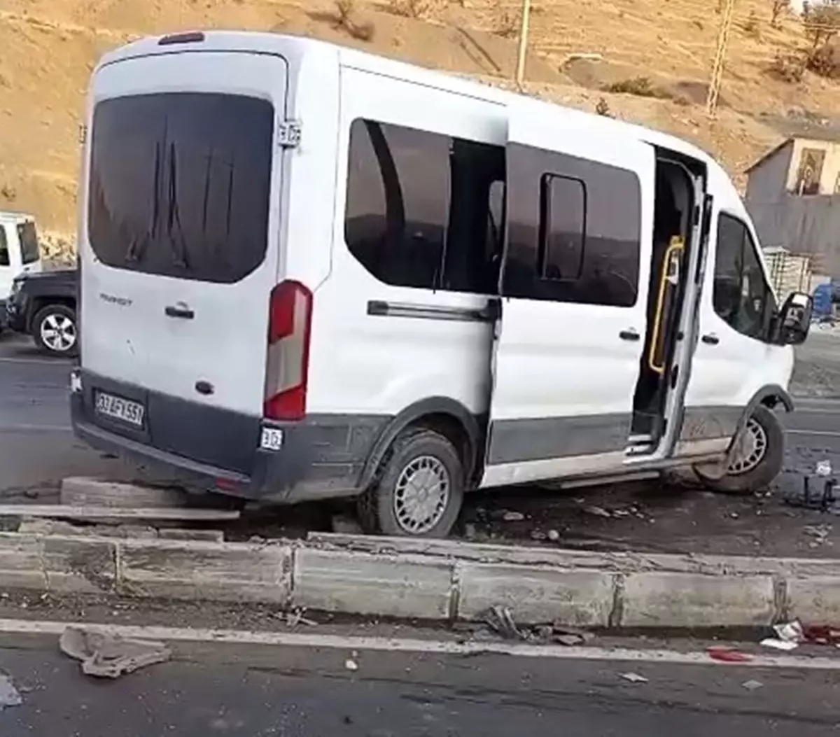 Şırnak'ta Özel Eğitim Minibüsü ile Hafif Ticari Araç Çarpıştı: 19 Yaralı