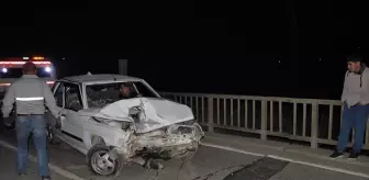 Sinop'ta Otomobil Köprü Korkuluğuna Çarptı: 3 Yaralı
