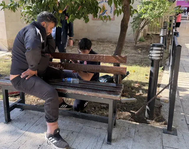 The fire brigade rescued the man who got his leg stuck in the bench while sleeping