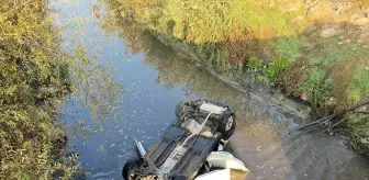 Amasya'da SUV Araç Dereye Devrildi, İki Kişi Kurtarıldı