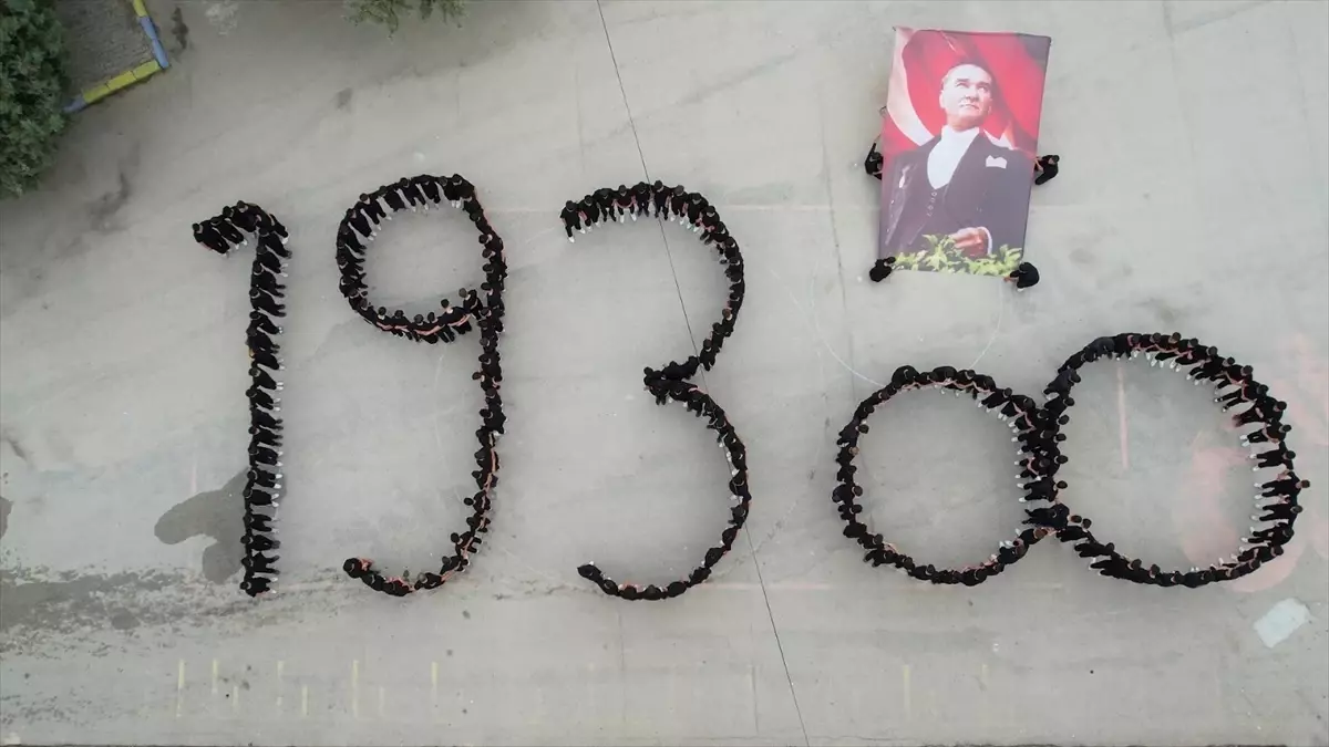 Suluova'da Öğrencilerden Atatürk'e Anma Koreografisi