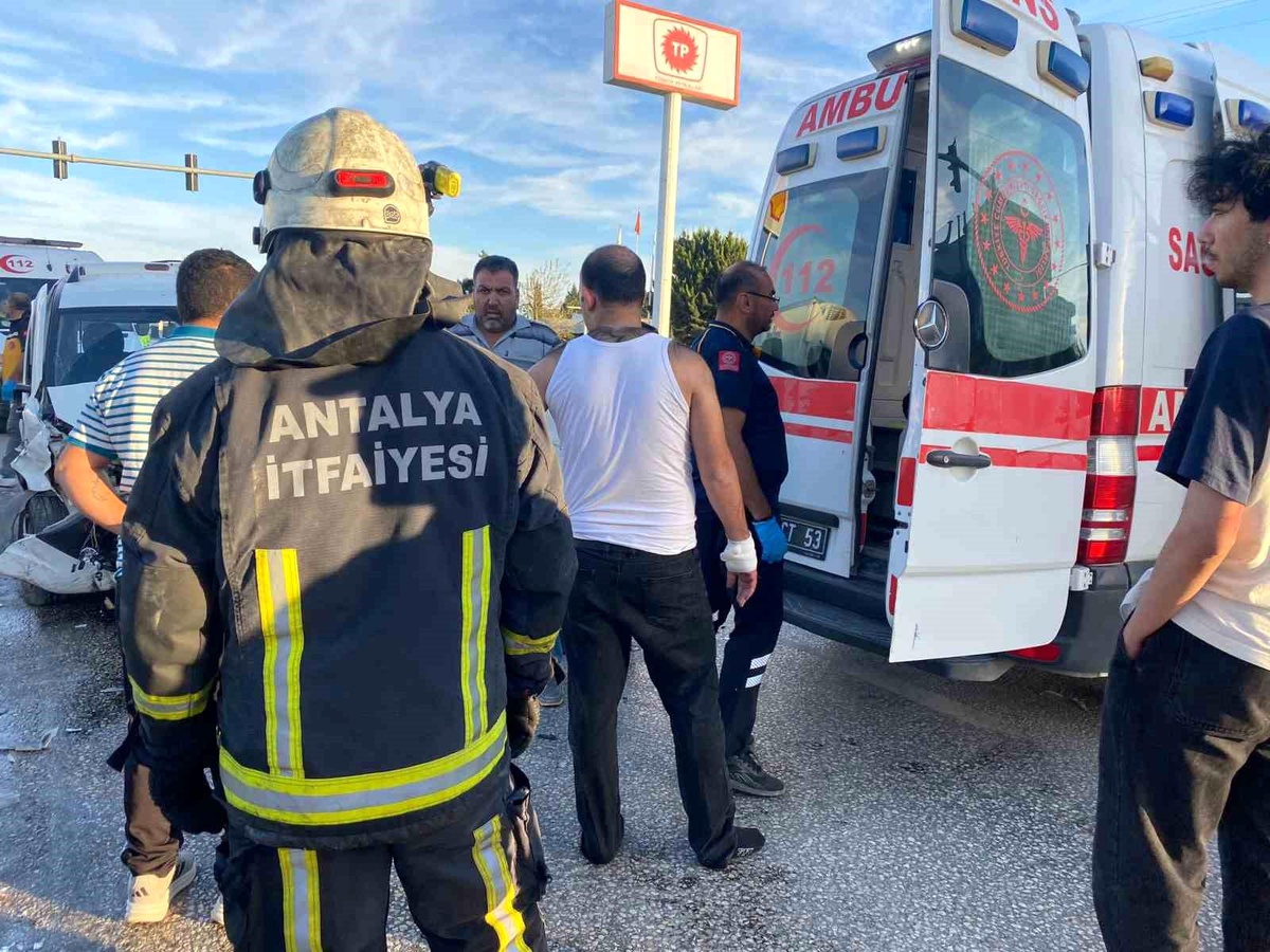 Antalya'da Kavşakta İki Araç Çarpıştı, 4 Yaralı
