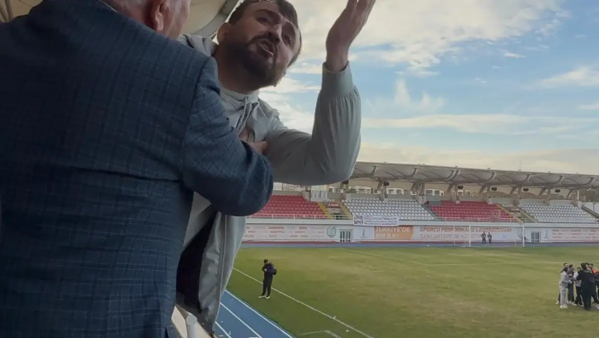 3. Lig Maçında Şiddetli Arbede: Taraftarlar Sahayı Bastı