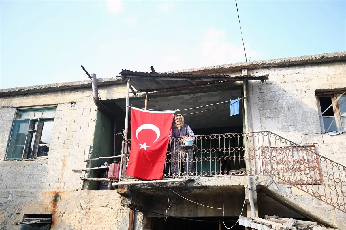 102 Yaşındaki Cennet Sağ, Atatürk'ü Şiirlerle Anıyor