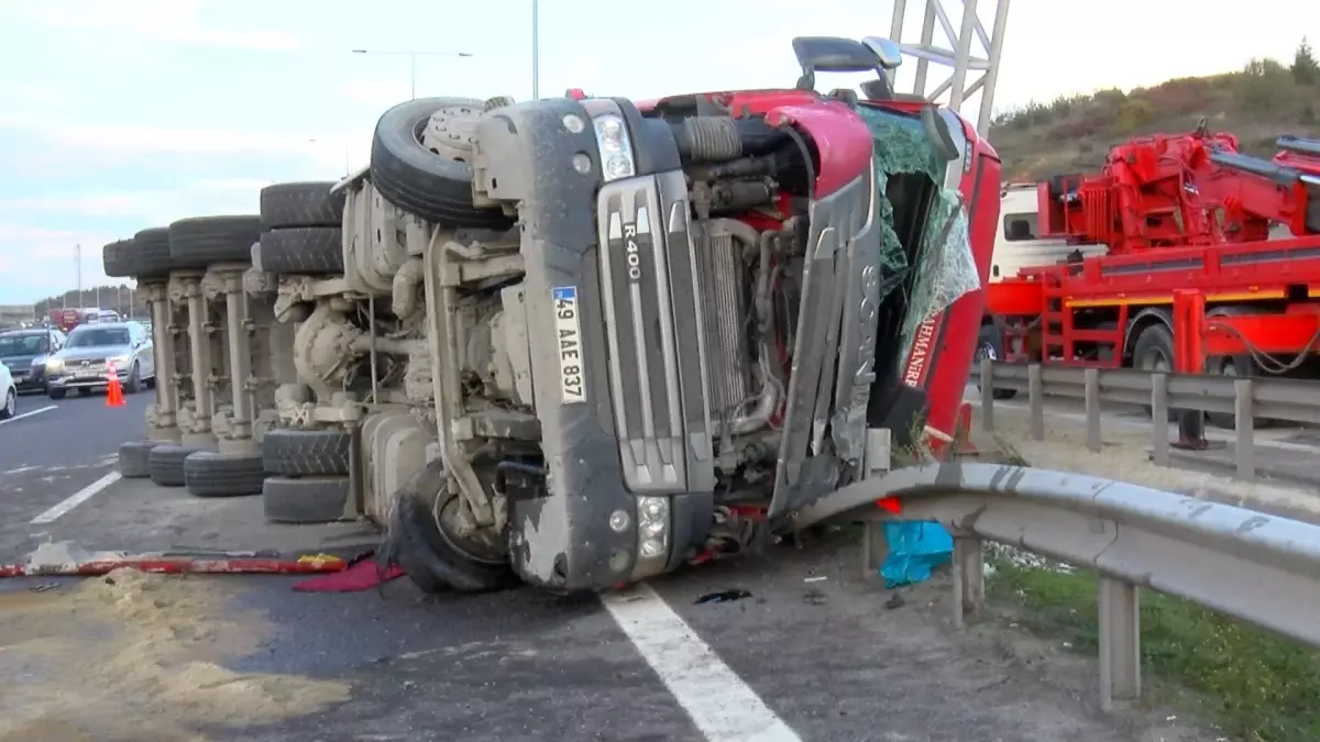 Eyüpsultan'da Hafriyat Kamyonu Kaza Yaptı: Şoför Yaralı