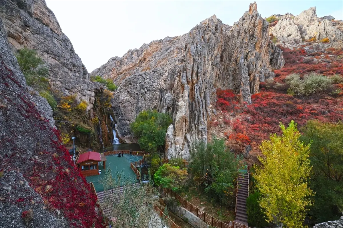 Günpınar Şelalesi'nde Sonbahar Renkleri Cümbüşü