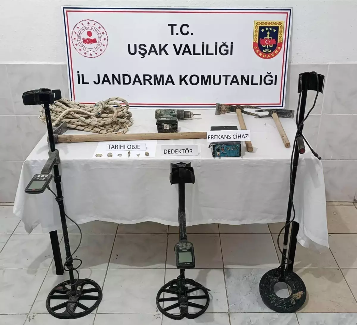 Uşak'ta İzinsiz Kazı Yapan Üç Şüpheli Suçüstü Yakalandı