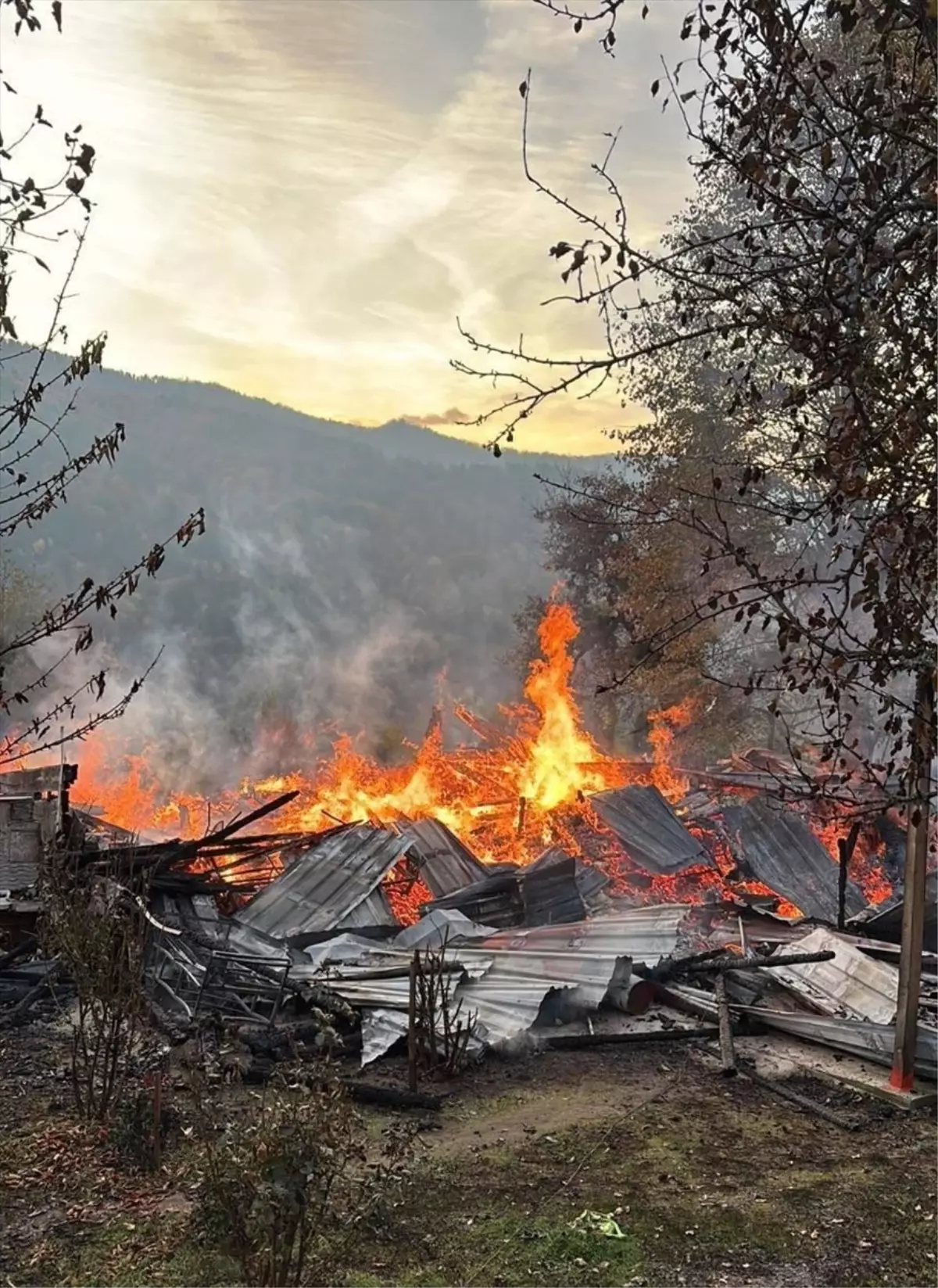 Karabük'te Yangın: 5 Kişi Dumandan Etkilendi