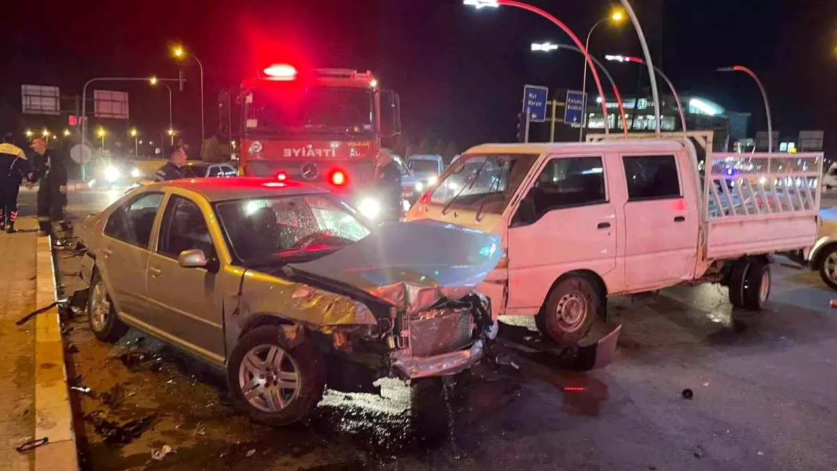 Karaman'da Kavşakta Trafik Kazası: 1 Yaralı