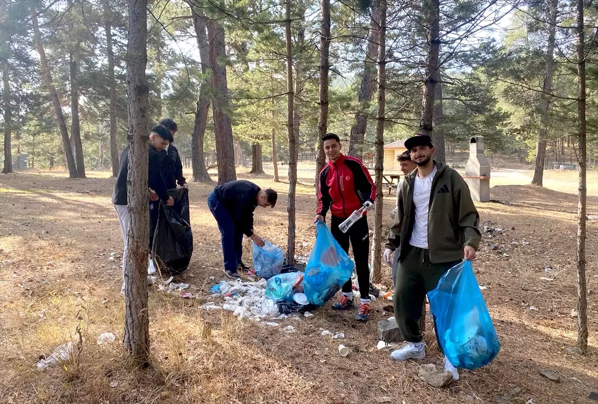 Kars'ta 'Çevreyi Temiz Tut Doğayı Koru' projesiyle öğrenciler çöp topladı