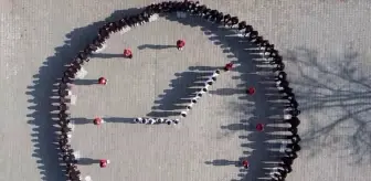 Kars'ta Öğrenciler Atatürk'ü 09.05 Saat Koreografisiyle Andı