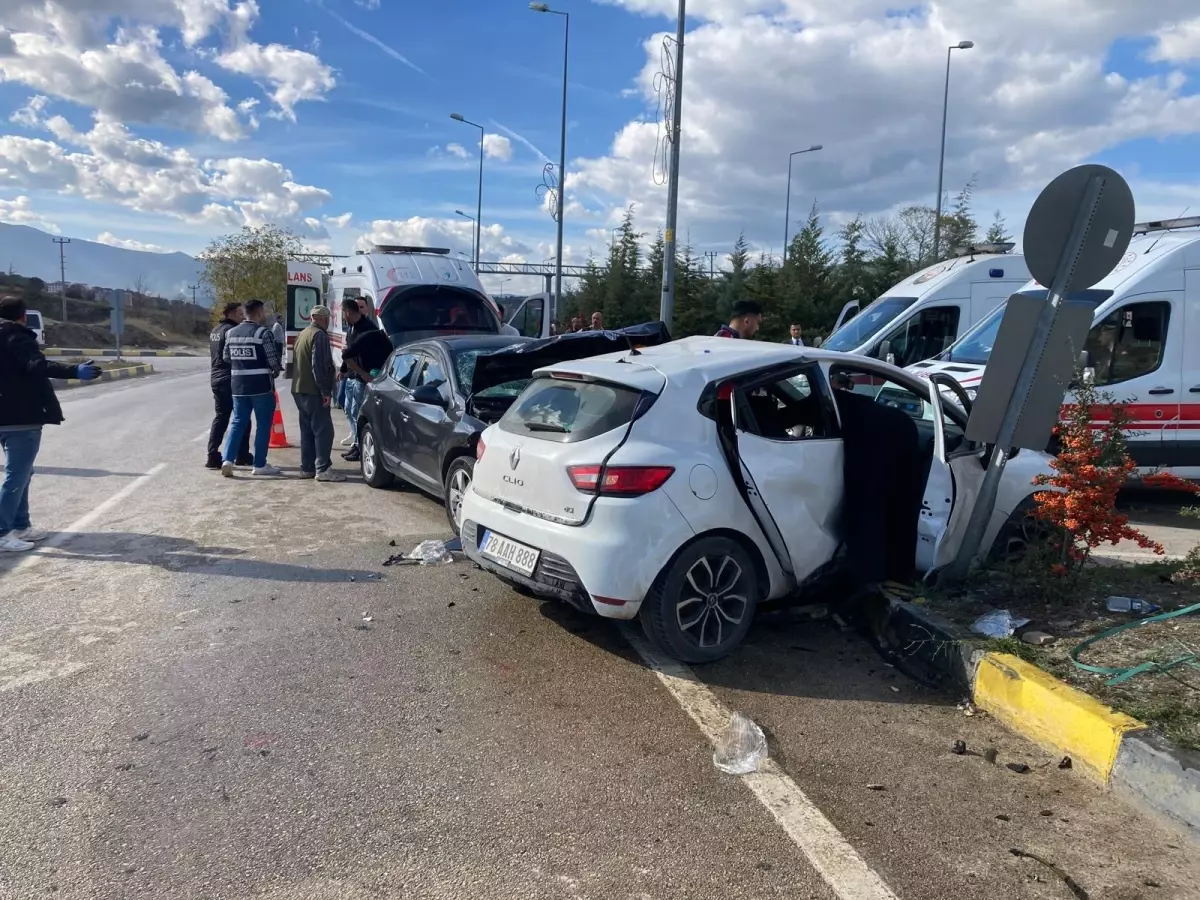 Karabük'te Kavşak Kazası: 7 Yaralı
