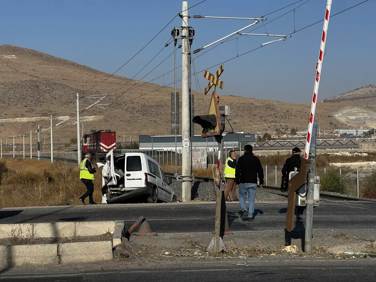 Kayseri'de Lokomotifin Hafif Ticari Araca Çarpması Sonucu 2 Yaralı