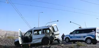 Kayseri'de Lokomotifin Çarptığı Araçta 2 Yaralı