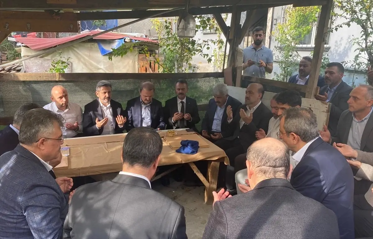 Kocaeli Valisi, Yangında Hayatını Kaybeden İşçilerin Ailelerini Ziyaret Etti