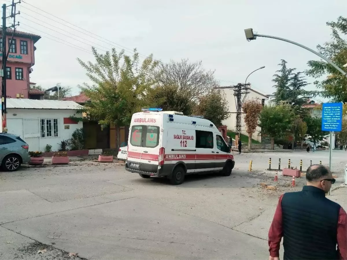 Eskişehir'de Ambulans, Demir Dubalarla Engellendi