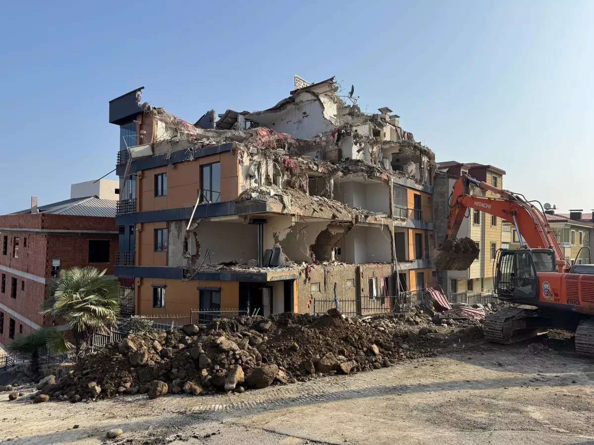 Ordu'da Kayma Nedeniyle Bina Yıkımı Başladı