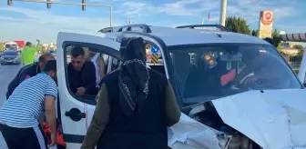 Antalya'da Otomobil ile Hafif Ticari Araç Çarpıştı: 4 Yaralı