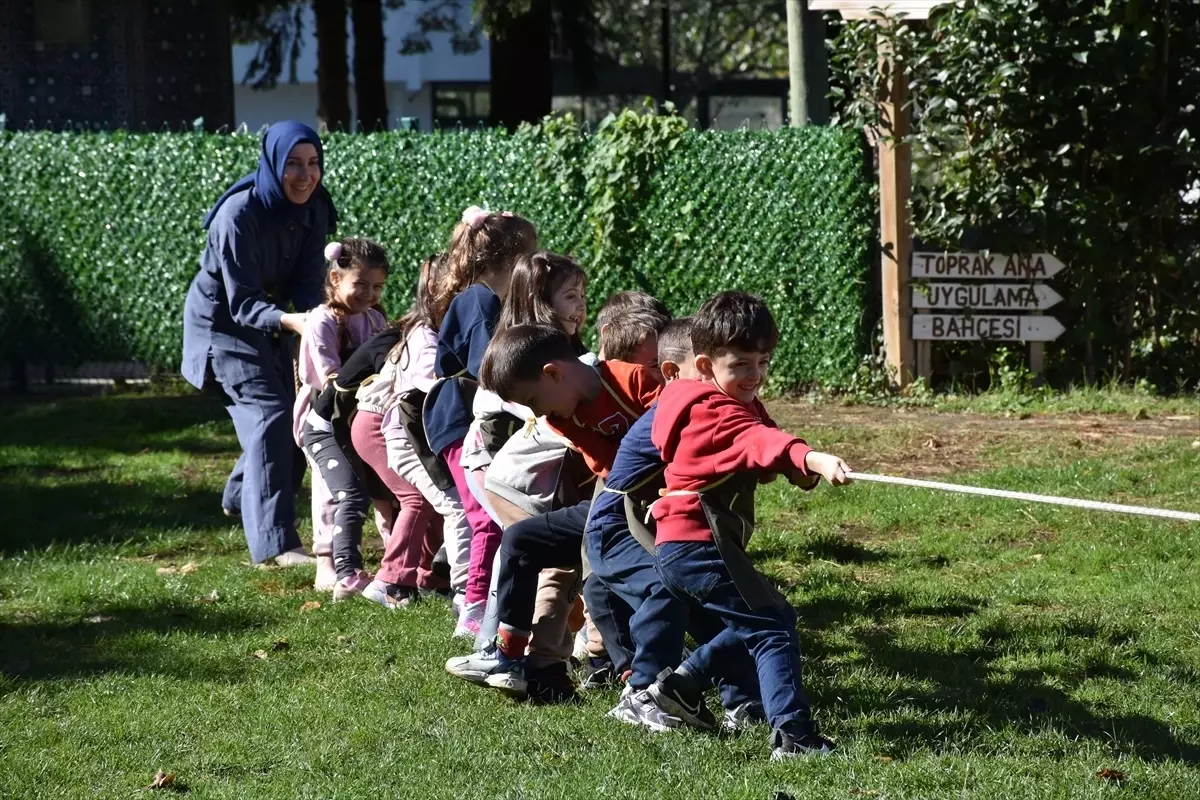 Akçaabat'ta Toprak Ana Köy Yaşam Merkezi Öğrencilere Doğa ile İç İçe Eğitim Sunuyor