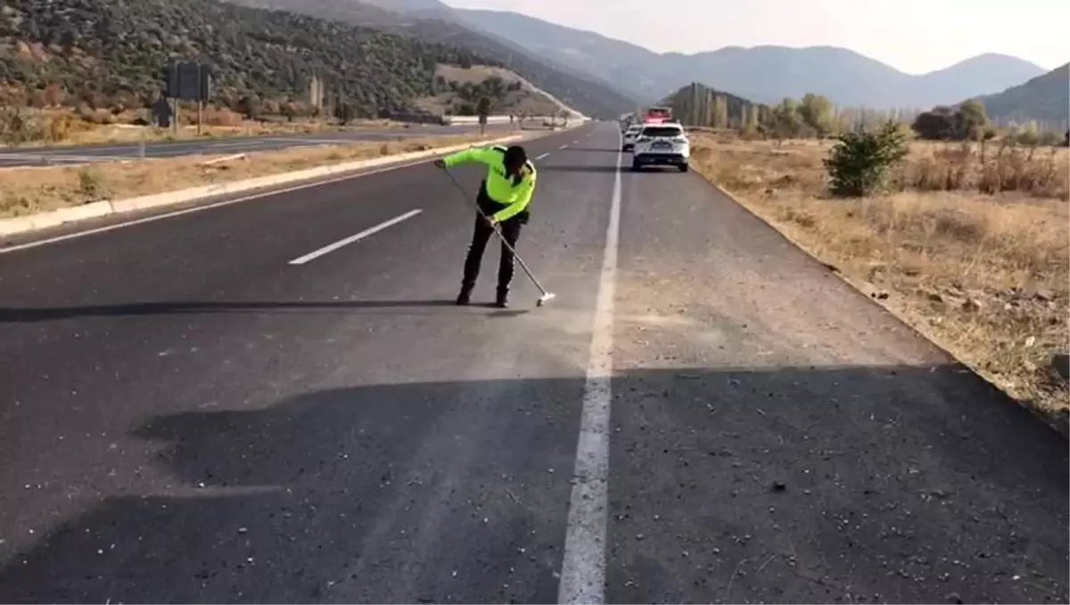 Amasya'da Trafik Polisi Kaza Sonrası Yolu Temizledi