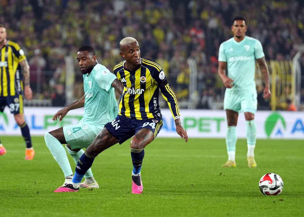 Fenerbahçe, Kayserispor'u İlk Yarıda 2-0 Geçti