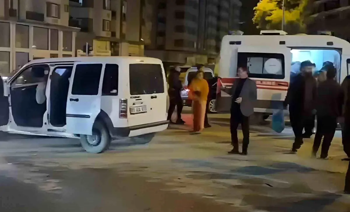 Van'da Minibüs ile Kamyonet Çarpıştı: 3 Yaralı