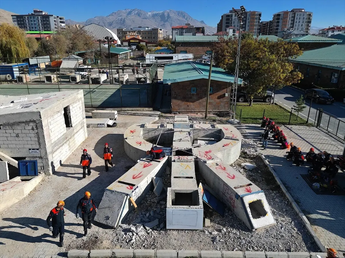 Van depremlerini yaşayan, 'asrın felaketi'nde can kurtaran akademisyenler, acı dolu günleri unutamıyor