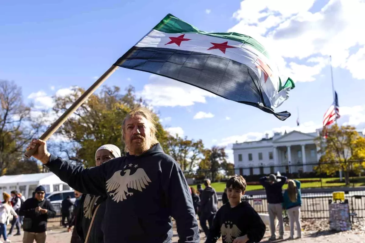Suriyelilerden Ahmed eş-Şara'ya Beyaz Saray önünde sevgi gösterisi