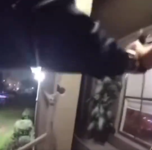 acemi kadin polisler kapiyi tabanca ile acan ev 19238905 3431 m