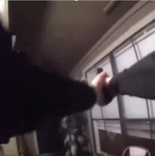 acemi kadin polisler kapiyi tabanca ile acan ev 19238905 9898 m