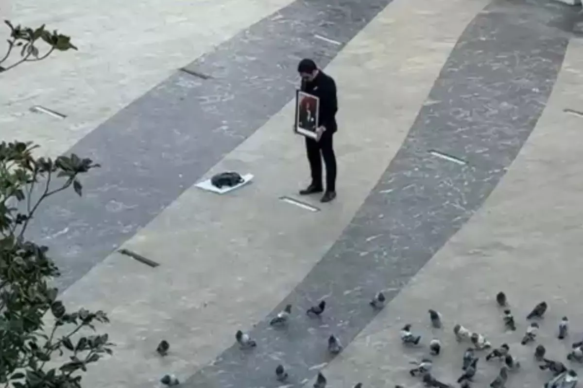 Atatürk'ün portresi ile tek başına saygı duruşunda bulundu