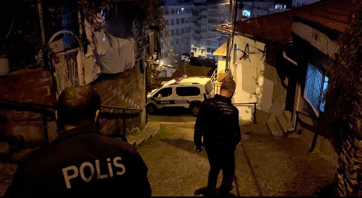Bahçeye çıkan kadın cesetle karşılaştı