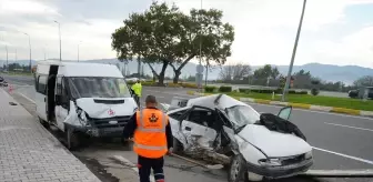 Balıkesir'de Minibüs ile Otomobil Çarpıştı: 1 Ölü, 4 Yaralı