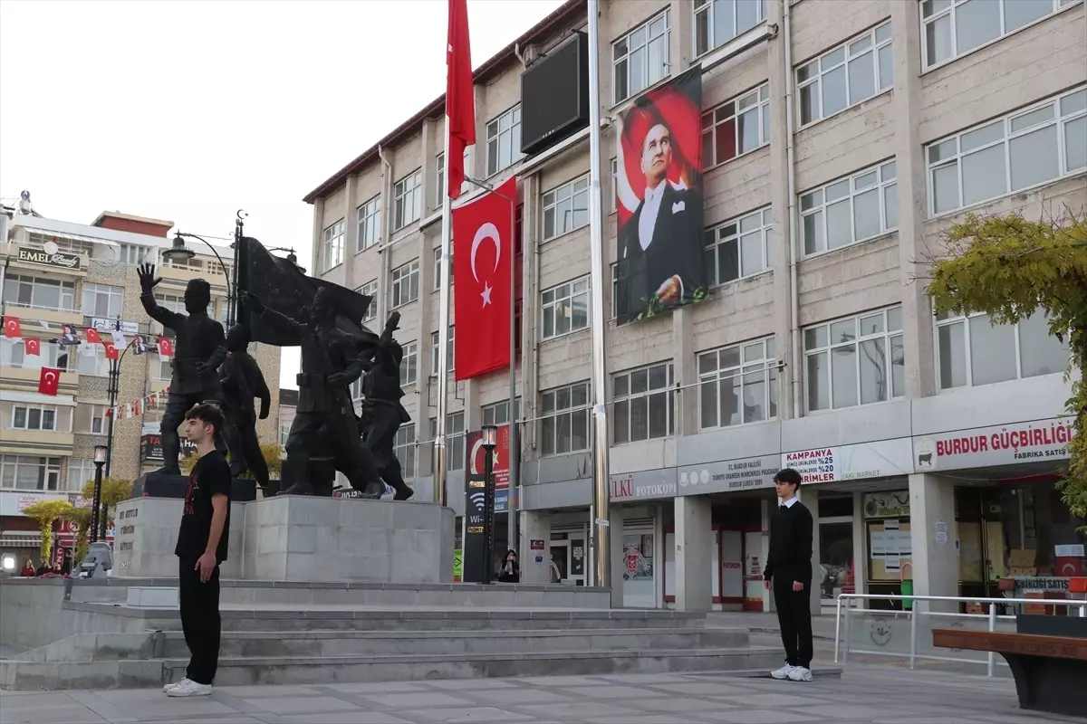 Burdur'da Lise Öğrencileri Ata'ya Saygı Nöbeti Tuttu