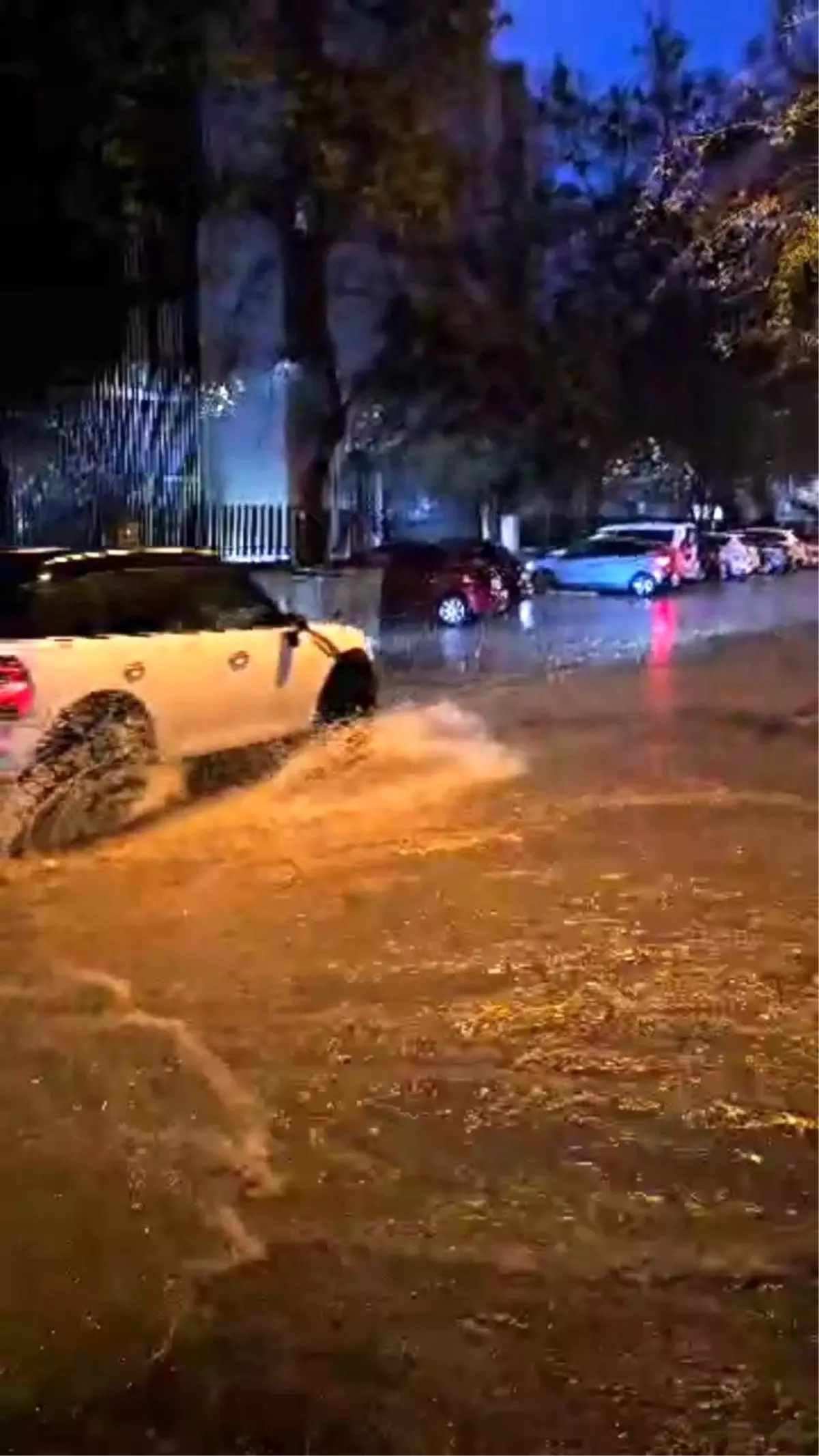 Çanakkale'de Sağanak Yağış Caddeleri Göle Döndürdü