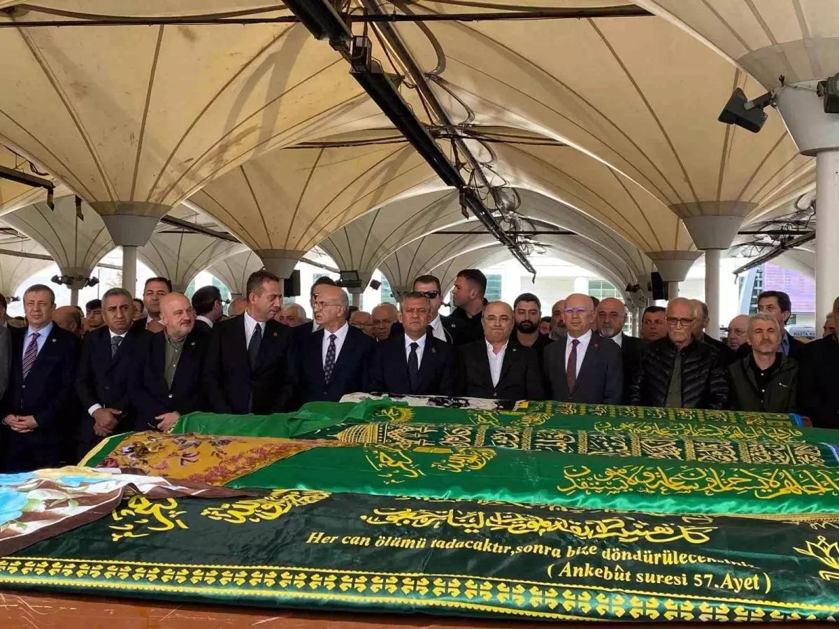 CHP Lideri Özgür Özel, Turan Aydoğan'ın Annelerinin Cenazesine Katıldı