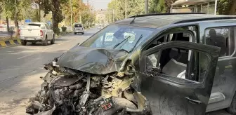 Gaziantep'te aydınlatma direğine çarpan sürücü yaralandı