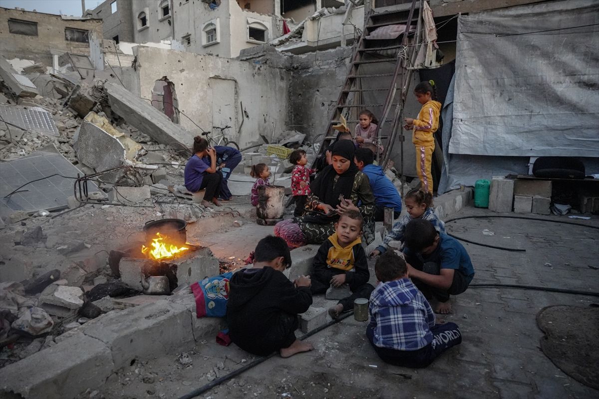 Gazze'de Bir Aile, Saldırılardan Kaçan Yetim Torunlarıyla Hayatta Kalma Mücadelesi Veriyor