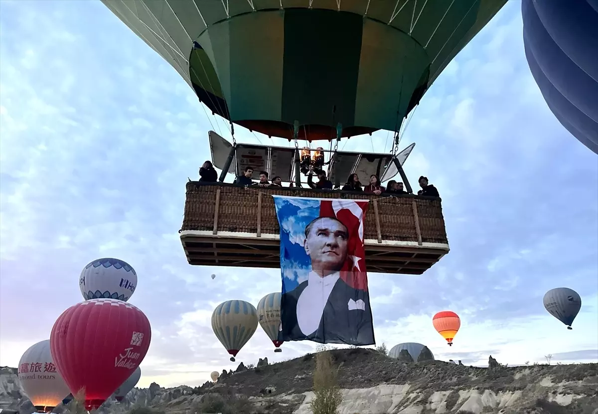Kapadokya'da Sıcak Hava Balonları, Atatürk'ü Anma Günü'nde Gökyüzünde Uçtu