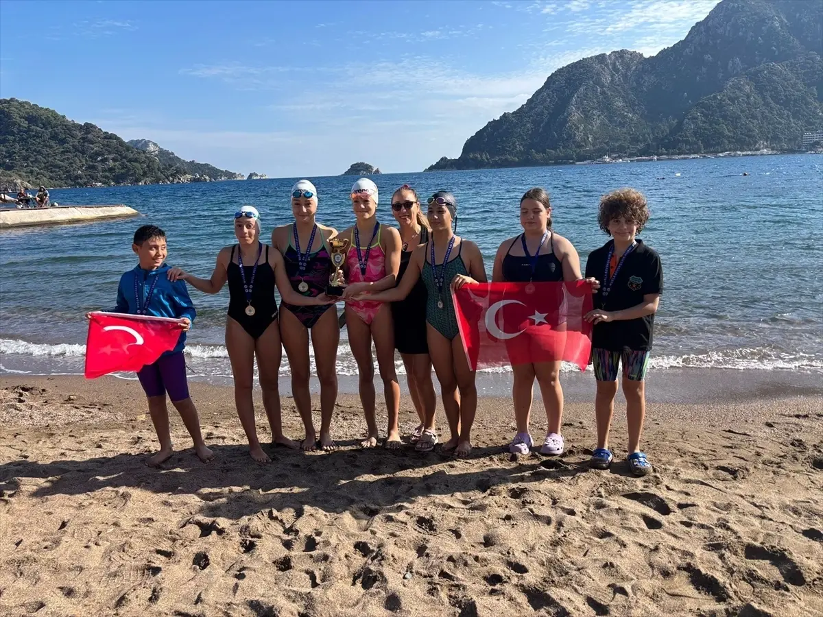 Marmaris'te Atatürk anısına yüzme etkinliği düzenlendi
