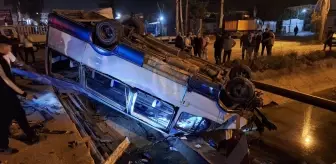 Tarsus'ta Minibüs ile Otomobil Çarpıştı: 11 Yaralı