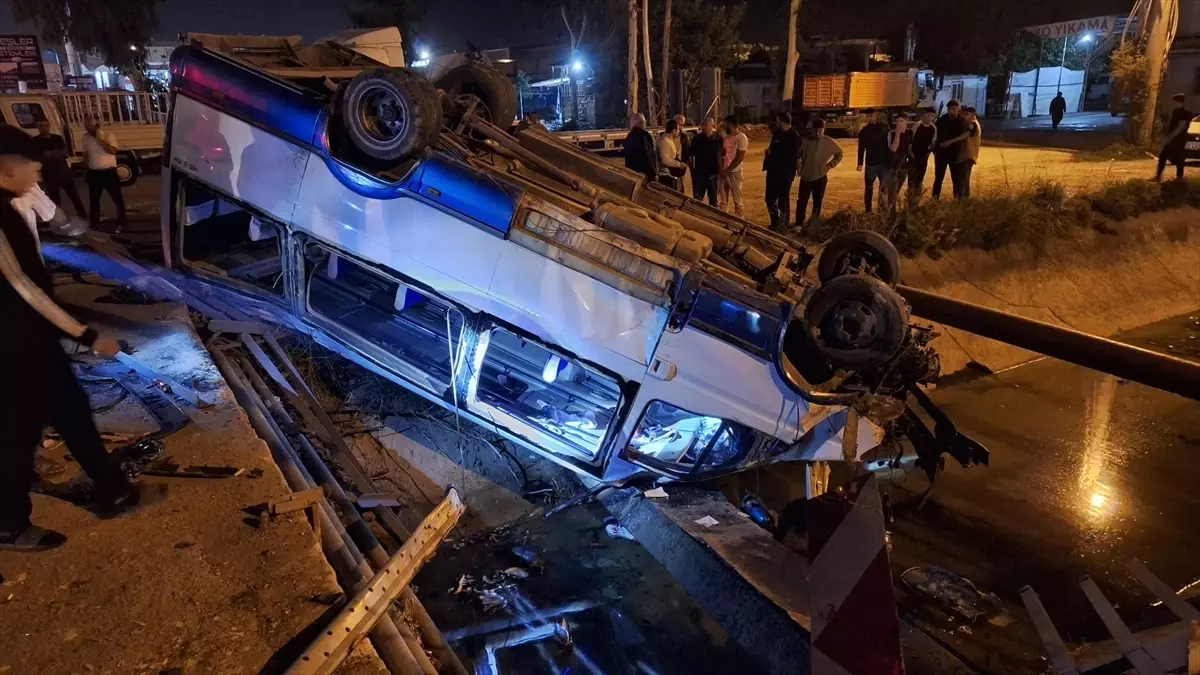 Tarsus'ta Minibüs ile Otomobil Çarpıştı: 11 Yaralı