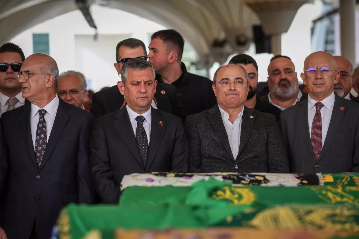 CHP Genel Başkanı Özgür Özel, Turan Aydoğan'ın Ann?sinin Cenazesine Katıldı