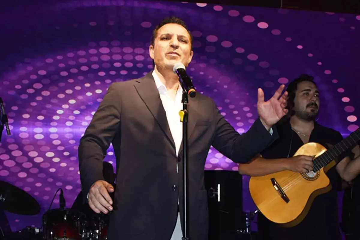 Rafet El Roman'dan sahnede hayranıyla sürpriz düet