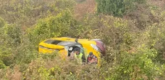 Sinop'ta Ticari Taksi Tarlaya Devrildi: İki Yaralı